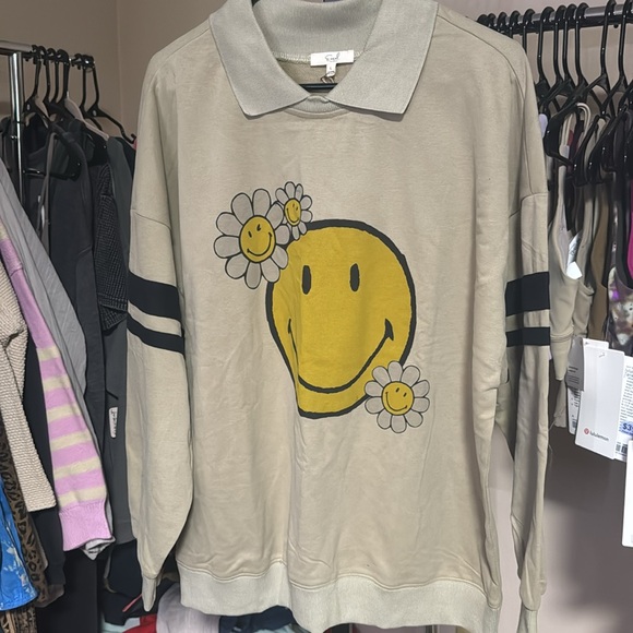 NWT Easel Smiley Face Sweatshirt - Picture 2 of 3